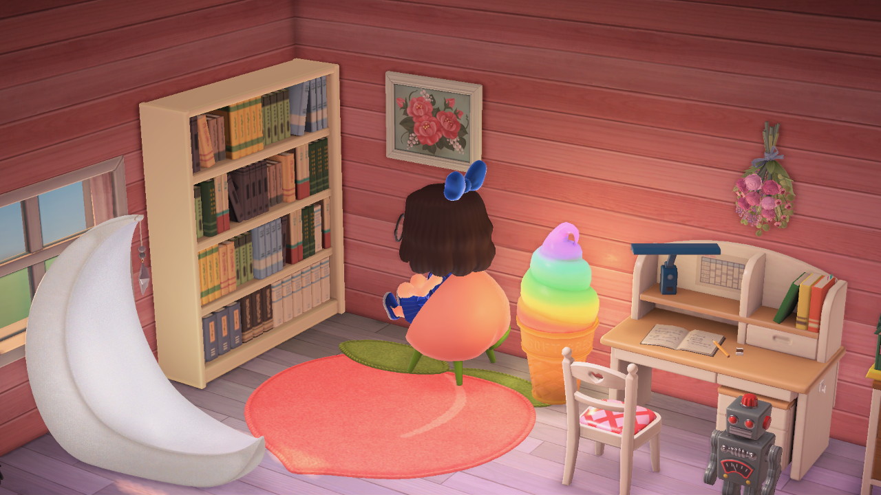 Cuarto: mi personaje sentada en una silla de durazno frente a una biblioteca