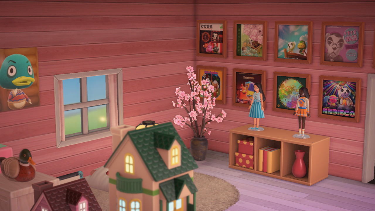 Cuarto: discos de KK en la pared, muñecas y flores de cerezo