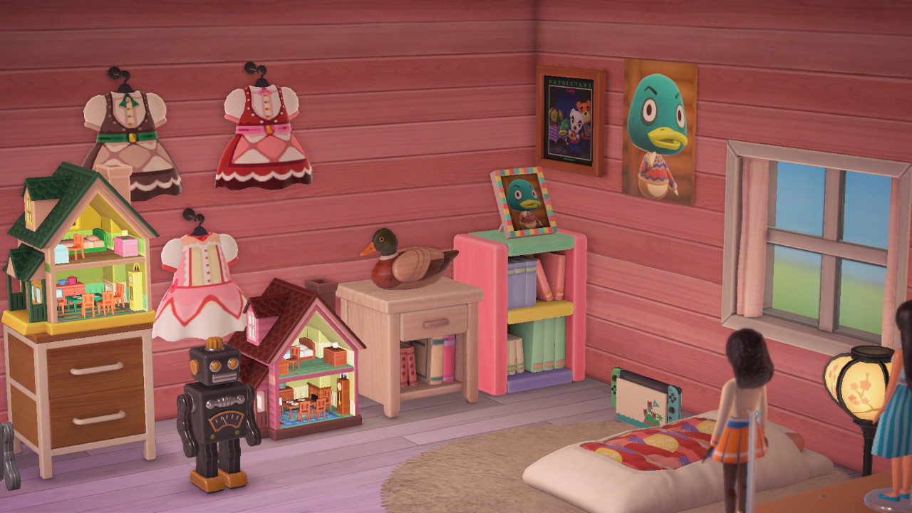 Cuarto: futon, rincón con fotos de Drake, vestidos colgados y casas de muñecas