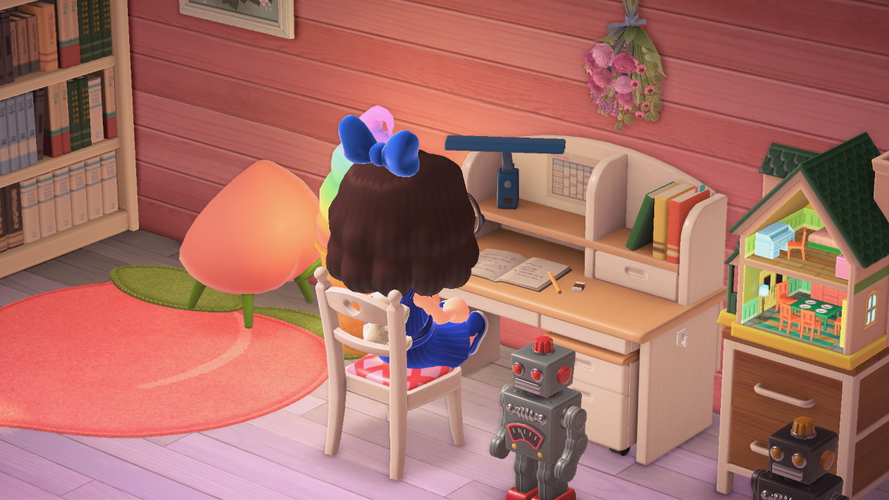 Cuarto: mi personaje sentada frente a un escritorio