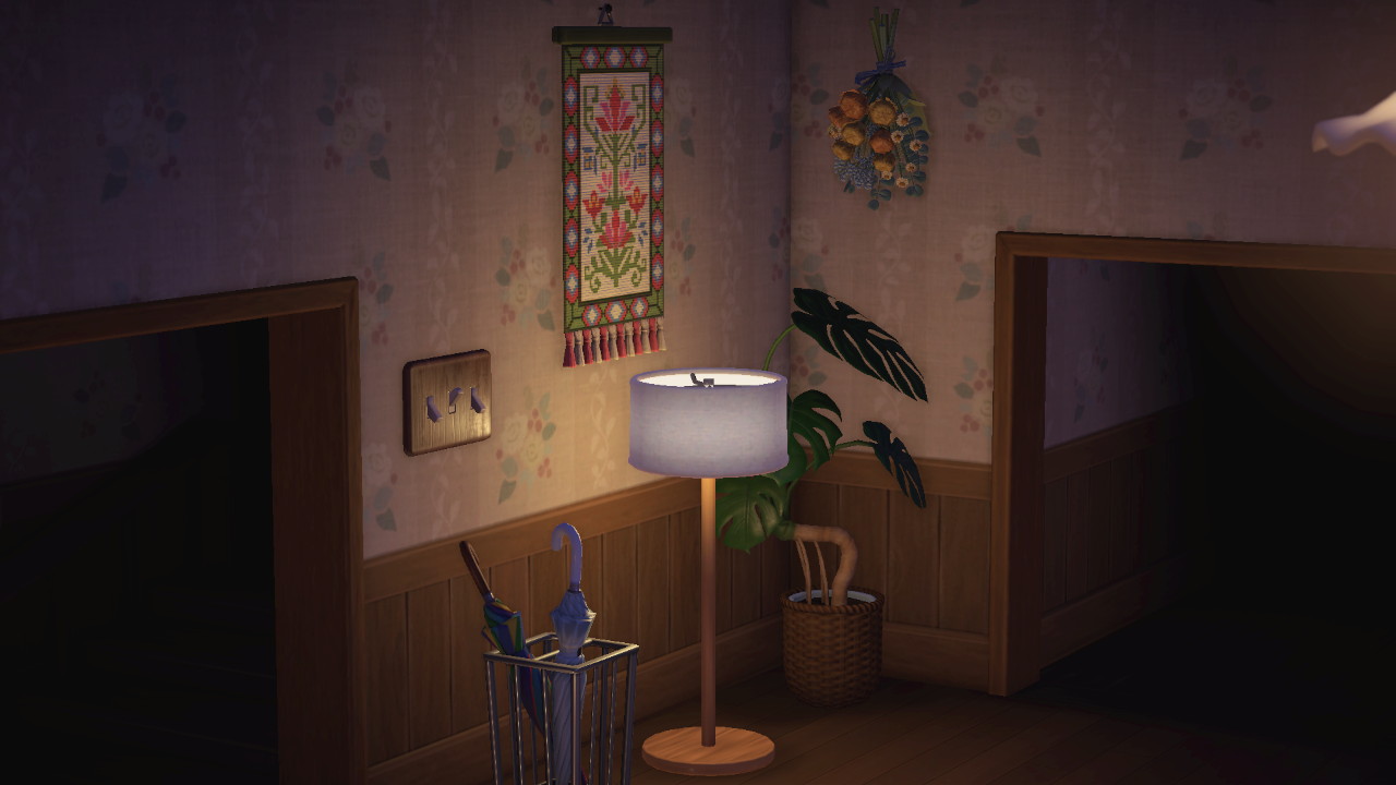 Interior de mi casa: rincón a oscuras, una lámpa de pie y una monstera