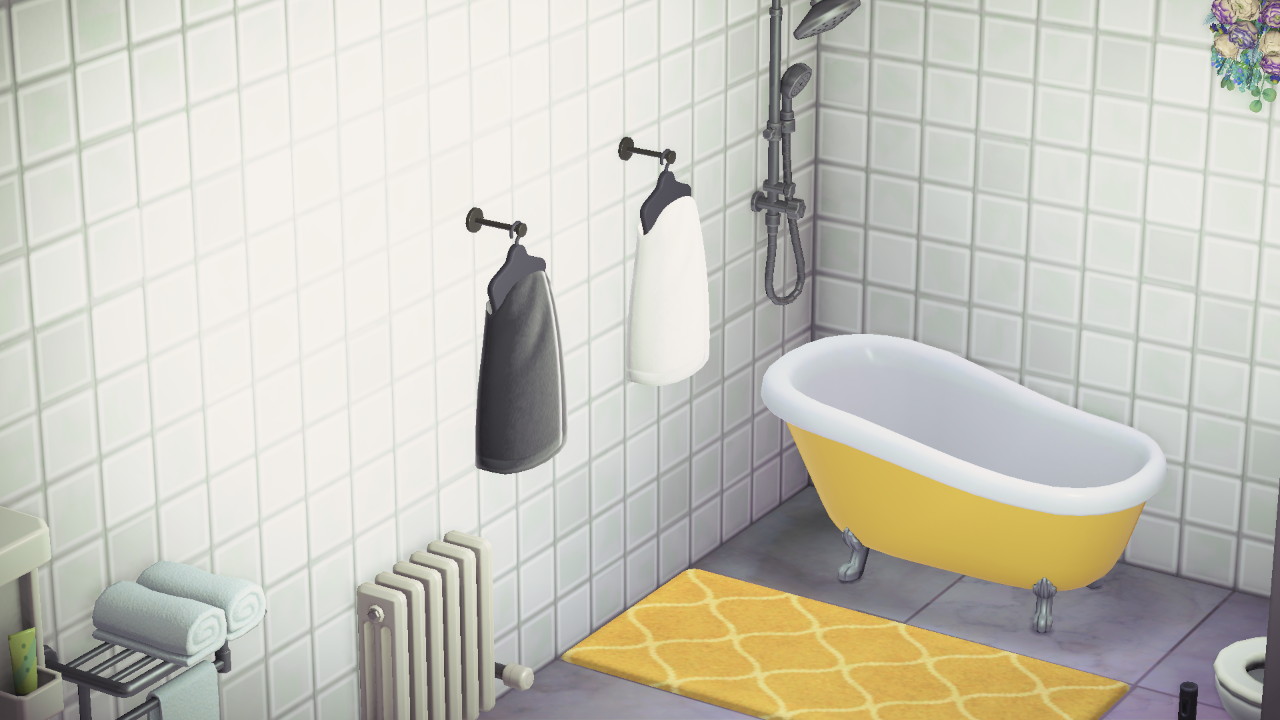 Baño: bañera y alfombra amarillas, ducha, toalla en la pared