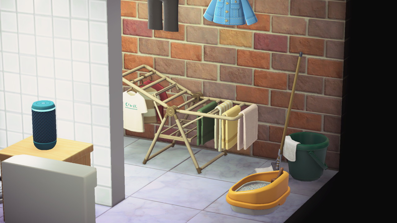 Lavadero: tender con ropa, balde y mopa, caja de arena